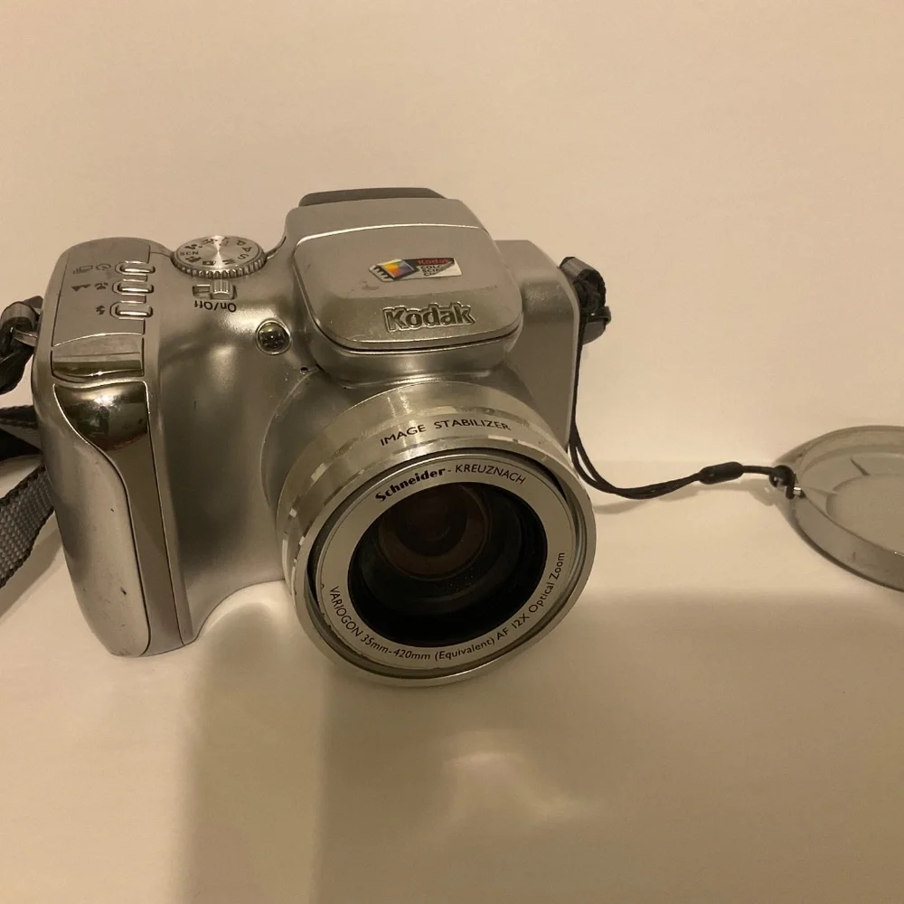 Kodak EasyShare Z612 6.1MP Digital Camera 12x Optical Zoom Schneider Lens -